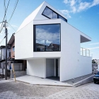 Maison Blanc maison avec Dark-encadré Windows donnant sur Tokyo : Vista résidence