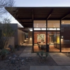 Maison Se félicitant de la maison moderne dans le désert de l'Arizona : la résidence brune