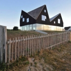 Maison Moitié noir moitié Transparent Dune maison en Angleterre flottante