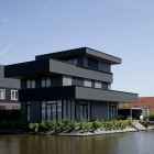 Maison Bord de l'eau sombre et moderne Villa Ypenburg III