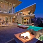 Maison Imposante demeure contemporaine dans LA construit autour d'une piscine centrale spectaculaire