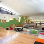 Maison Coloré et attrayant de bibliothèque étudiant à Melbourne par dKO Architecture