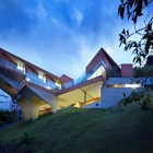 Maison Villa moderne affichant une géométrie originale au Brésil