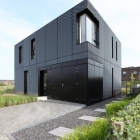 Maison Maison minimaliste avec un extérieur en métal en expansion accrocheur