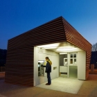 Maison Cabane de bois pour abriter le stationnement horodateur par Jean-Luc Fugier