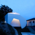 Maison Maison de forme asymétrique avec une Architecture mal ajustée au Japon