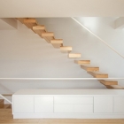 Maison Ajout d'escalier raffiné d'une maison minimaliste par A + R Arquitectos
