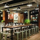 Maison Provocateur mélange de Styles dans Capital cuisine salle à manger café et Bar