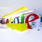Maison Google ’ s nouveau vives Bureau à Londres avec les cabines téléphoniques, des dés géants et cabines de plage