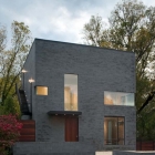 Maison Maison cubique confortable et minimaliste avec des caractéristiques modernes