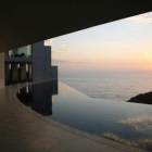Maison Étonnant de béton et verre résidence avec une vue imprenable sur l'océan