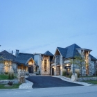 Maison Look rustique de montagne avec goût affiché par Roche verre cuivre résidence au Canada