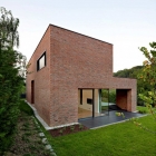 Maison Accueil monolithique impressionnant de brique avec des intérieurs minimalistes : résidence Podfuscak
