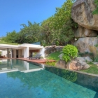 Maison Villa de vacances exotiques en Thaïlande construite autour des Formations rocheuses naturelles