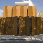 Maison Belle maison au Brésil avec des stores en bois esthétiques