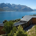 Maison Maison lac niché dans son paysage montagneux spectaculaire