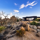 Maison Incroyablement puissant Design : Noir désert Mansion à Yucca Valley