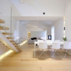 Maison Loft minimaliste avec des murs finis blancs à Côme en Italie