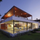 Maison Forme de boîte Beach House près de Lima, Pérou par Martin Dulanto Arquitecto