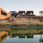 Maison Mise en miroir de la Nature ’ s immortelle beauté : maison Boz en Afrique du Sud