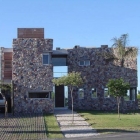 Maison Pierre brute et maison en bois à Buenos Aires