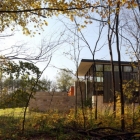 Maison Entouré par la Nature : maison en pierre des champs minimaliste dans le Wisconsin