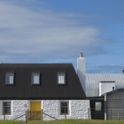 Maison Modern courbé toit maison avec ajout de petit-comme en Écosse