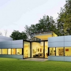 Maison Maison cubique moderne de plain-pied avec une façade en métal à Cologne