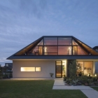 Maison Maison moderne avec toit en croupe en verre au Japon