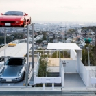 Maison Hillside maison au Japon montrant habilement le propriétaire ’ s voiture Collection