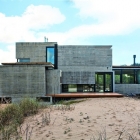Maison Maison en béton avec des caractéristiques industrielles sur la plage par les architectes BAK