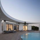 Maison Blanc la Silhouette avec une géométrie complexe au Portugal : Colunata maison