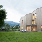Maison Maison allongée boîte en bois parfaitement intégré dans le paysage en Autriche