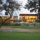 Maison Confortable maison décorée de façon moderne accueille la Nature à l'intérieur par Oscar Gonzalez Moix