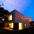 Maison Maison inspirante moderne intégrant des lumières colorées à Timisoara, Roumanie
