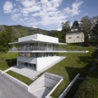 Maison Partiellement coupé dans la colline : maison au bord du lac à Bregenz, Autriche
