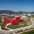 Maison Architecture moderne avec revêtement rouge vif : Casa das Artes au Portugal