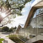Maison Design futuriste bibliothèque favorisant une Interaction sociale à Edmonton, Canada