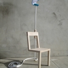 Meuble Lampe frappant & Combo fauteuil imaginé par Glen Lewis-Steele