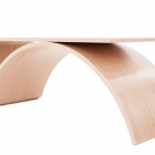 Meuble Table minimaliste avec une torsion : la Table Kaari par Juhani Horelli
