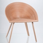 Meuble Jouer avec bois de façon responsable : chaise Tamashii originale par Anna Štepánková