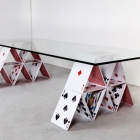 Meuble Jouer avec le Design : maison de carte Table par Mauricio Arruda