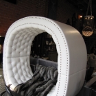 Meuble Globe banc avec cristaux de Swarovski, une Addition confortable pour un “ Accueil Sexy ”