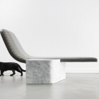 Meuble Créativement juxtaposant cuir clair avec marbre brut : salon chaise Opper