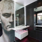 Salle de bain Portrait mosaïque inattendue, qui domine la petite salle de bains moderne en Australie