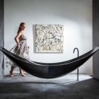 Salle de bain L'Art de la détente : baignoire et hamac combinés par les œuvres de Splinter