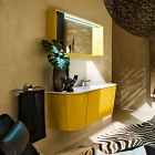 Salle de bain Vanité de salle de bains jaune vif avec des lignes courbes