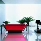 Salle de bain Belle baignoire en acrylique brillant coloré par Allia