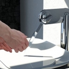Salle de bain Le robinet de fluide par Kohler Design, se double d'une fontaine d'eau potable